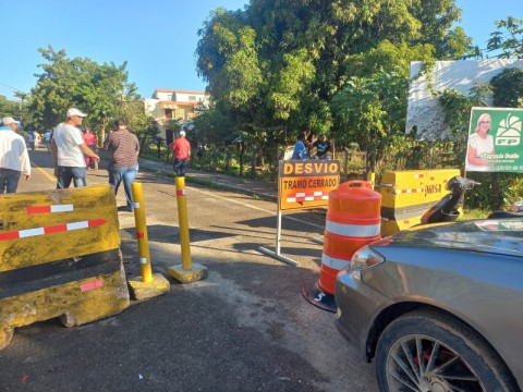 Choferes de Luper&oacute;n protestan en reclamo terminaci&oacute;n puente entrada al municipio