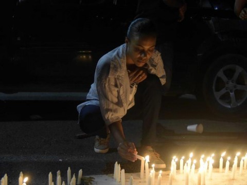 Encienden velas para denunciar "abandono" de las autoridades en zona de desastre en San Crist&oacute;bal