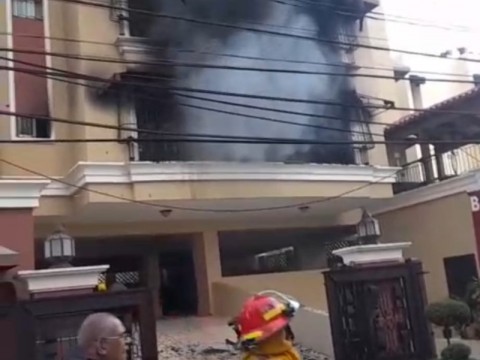 Se incendia apartamento en Bella Vista; presumen fue causado por arbolito