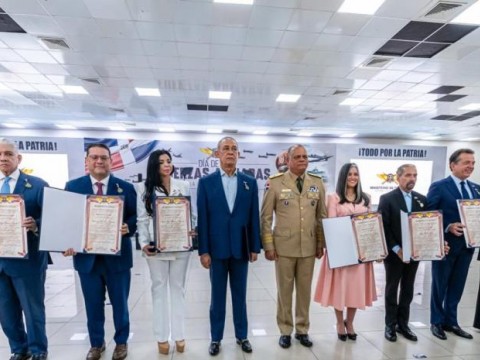 Ministerio de Defensa realiza acto por el D&iacute;a de las Fuerzas Armadas; reconoce a militares y civiles