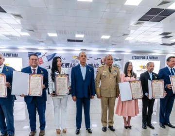 Ministerio de Defensa realiza acto por el D&iacute;a de las Fuerzas Armadas; reconoce a militares y civiles