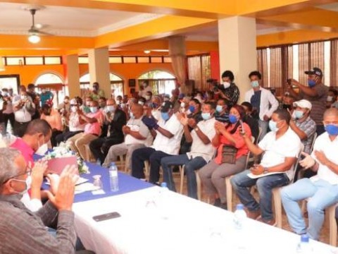 Jos&eacute; Ignacio Paliza juramenta dirigentes del PRD y PLD en Barahona