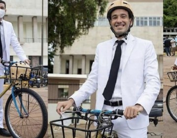 El regidor m&aacute;s votado llega en bicicleta a su juramentaci&oacute;n al ayuntamiento del DN