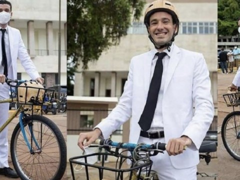 El regidor m&aacute;s votado llega en bicicleta a su juramentaci&oacute;n al ayuntamiento del DN