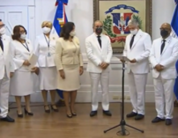 Presidente Medina entrega banda presidencial al Congreso Nacional 