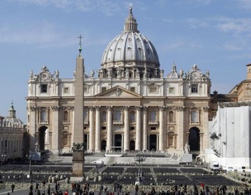 Vaticano sanciona a arzobispo y obispo por encubrir abusos