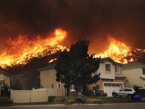 Miles de evacuados mientras los incendios se propagan en California