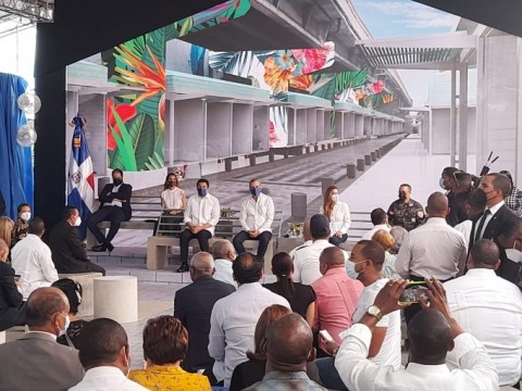 Buhoneros de la Duarte con Par&iacute;s tendr&aacute;n seguro "SeNaSa Premium" por disposici&oacute;n de Luis Abinader