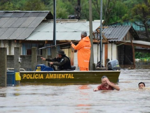 Suben a 31 las muertes por un cicl&oacute;n "fuera de lo com&uacute;n" en el sur de Brasil