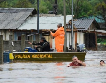 Suben a 31 las muertes por un cicl&oacute;n "fuera de lo com&uacute;n" en el sur de Brasil