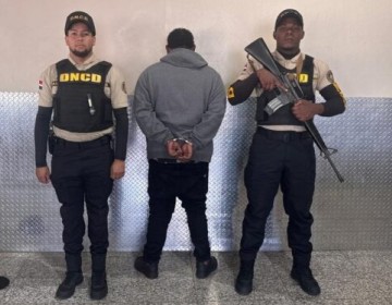 DNCD arresta a hombre que intent&oacute; viajar a Colombia con impedimento de salida por drogas