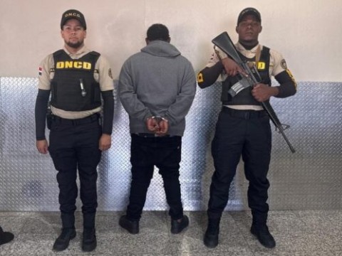 DNCD arresta a hombre que intent&oacute; viajar a Colombia con impedimento de salida por drogas