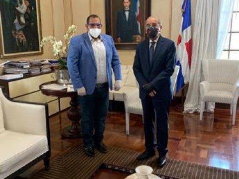 Presidente Medina y alcalde de SDN se re&uacute;nen para buscar soluci&oacute;n al vertedero de Duquesa