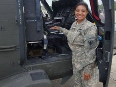 Dominicana se convierte en primera piloto de helic&oacute;pteros de combate Black Hawk en la Guardia Nacional EE.UU