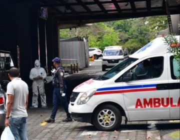 Trasladan en ambulancia desde el Malec&oacute;n a un asi&aacute;tico con s&iacute;ntomas de COVID-19