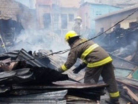 Fuego deja a tres familias sin hogar en Gualey
