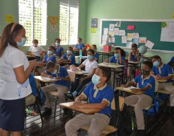 Estudiantes de 12 a&ntilde;os en adelante deber&aacute;n presentar tarjeta de vacunaci&oacute;n para ingresar a escuelas o presentar PCR negativa