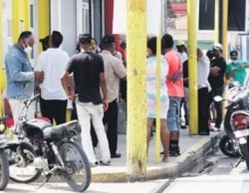 Hay quejas por la entrega aqu&iacute; de remesas en pesos