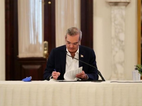 Abinader quita a 4 asesores presidenciales, 4 subdirectores y 2 subadministradores de Egehid y Desarrollo Fronterizo