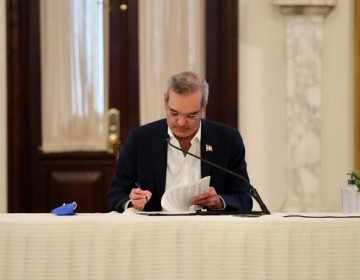 Abinader quita a 4 asesores presidenciales, 4 subdirectores y 2 subadministradores de Egehid y Desarrollo Fronterizo
