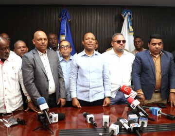 Transportistas respaldan al Intrant, ratifican que no habr&aacute; aumento del pasaje y apoyan operativo de fiscalizaci&oacute;n en Santiago