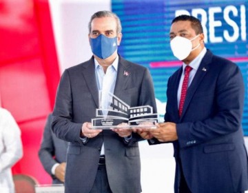 Abinader destaca aportes a municipalidad; entrega 4 mil millones a LMD