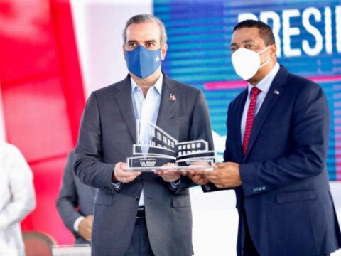 Abinader destaca aportes a municipalidad; entrega 4 mil millones a LMD