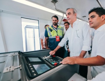 Abinader conduce el Monorriel de Santiago en su primera prueba din&aacute;mica con pasajeros