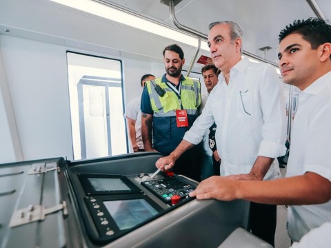 Abinader conduce el Monorriel de Santiago en su primera prueba din&aacute;mica con pasajeros