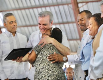 Visiblemente emocionado, Presidente Abinader dispone entrega de 2,143 t&iacute;tulos para beneficiar a m&aacute;s de 8,572 familias