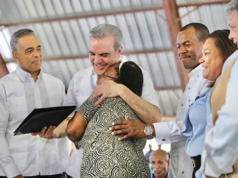 Visiblemente emocionado, Presidente Abinader dispone entrega de 2,143 t&iacute;tulos para beneficiar a m&aacute;s de 8,572 familias