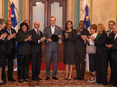 Abinader recibe de congresistas resoluci&oacute;n que lo acredita como presidente electo y a Raquel Pe&ntilde;a como vicepresidenta