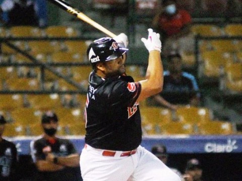 Escogido se impone a las &Aacute;guilas en retorno de Pujols; se afianza en cuarto luga