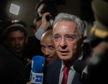 Tras orden de arresto domiciliario, expresidente colombiano Alvaro Uribe da positivo al COVID-19