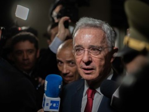 Tras orden de arresto domiciliario, expresidente colombiano Alvaro Uribe da positivo al COVID-19