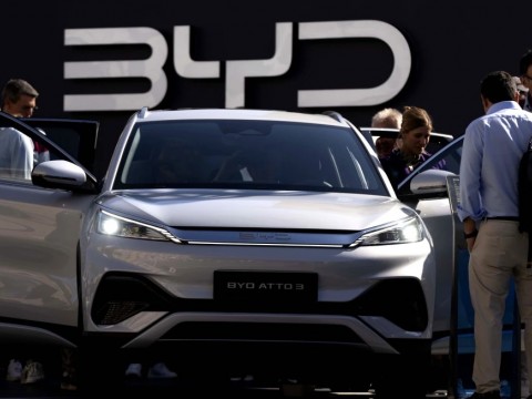 Automotriz BYD lanza cargador que promete tiempos de carga casi tan r&aacute;pidos como el combustible