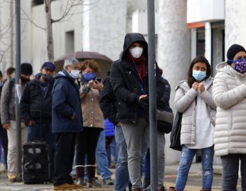 Chilenos inician retiro del 10% de las AFP