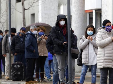 Chilenos inician retiro del 10% de las AFP