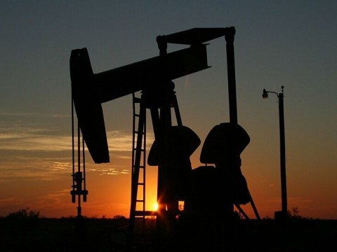 Se disparan precios del petr&oacute;leo de Texas 