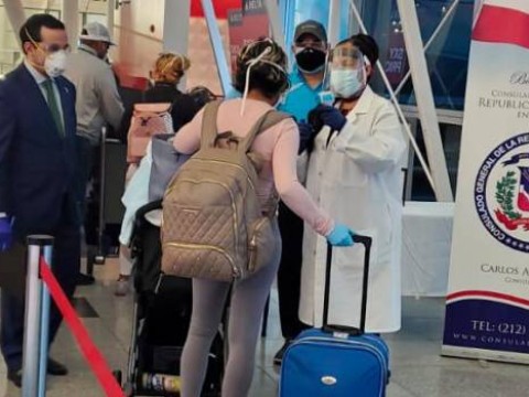 Dominicanos que retornen de NY podr&aacute;n guardar cuarentena en casas con prueba negativa del COVID-19
