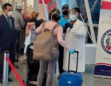 Dominicanos que retornen de NY podr&aacute;n guardar cuarentena en casas con prueba negativa del COVID-19