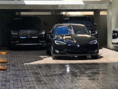 Presidente electo Luis Abinader llega en veh&iacute;culo el&eacute;ctrico al Congreso Nacional 