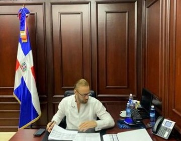 Carlos de la Mota dice m&aacute;s de 60 % del personal no laboraba en su viceministerio