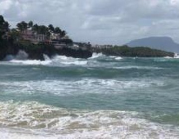 COE emite alerta verde en costa atl&aacute;ntica por fuertes oleajes del hurac&aacute;n Larry