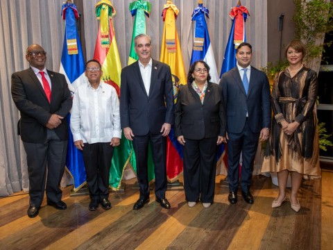 Presidente Abinader asiste a apertura de clase magistral que busca fortalecer la transparencia y rendici&oacute;n de cuentas a nivel internacional