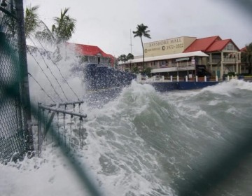 Ian deja atrapados y apagones en una Florida inundada