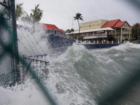 Ian deja atrapados y apagones en una Florida inundada