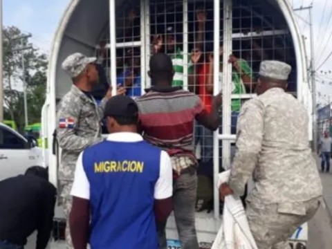El Gobierno en fuego cruzado por las deportaciones