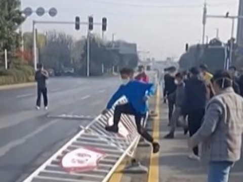 trabajadores de f&aacute;brica iPhone en China aceptan oferta para irse tras protestas