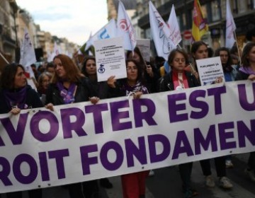 Francia da primer paso para consagrar el aborto como un derecho constitucional